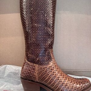 NWT - Reba Brown Heeled Boots by Justin. Original Packaging.